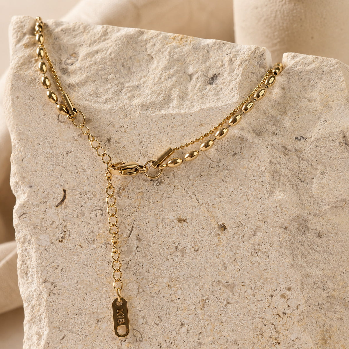 Sluiting van de goudkleurige layered ketting Indigo Necklace van hi SISU, twee lagen in één verstelbare sluiting