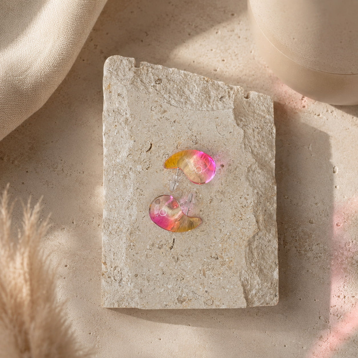 Roze semi-transparante druppel oorbellen Charlotte Earrings van hi SISU op steen