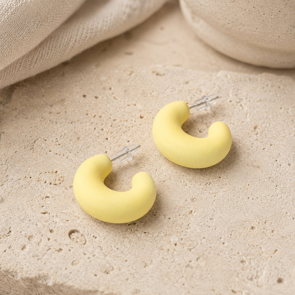 Gele chunky matte oorbellen Spencer Earrings van hi SISU