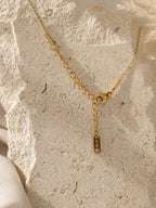 Sluiting en verstelbaar verlengkettinkje van de fijne gouden zoetwaterparel ketting Olivia Necklace van hi SISU