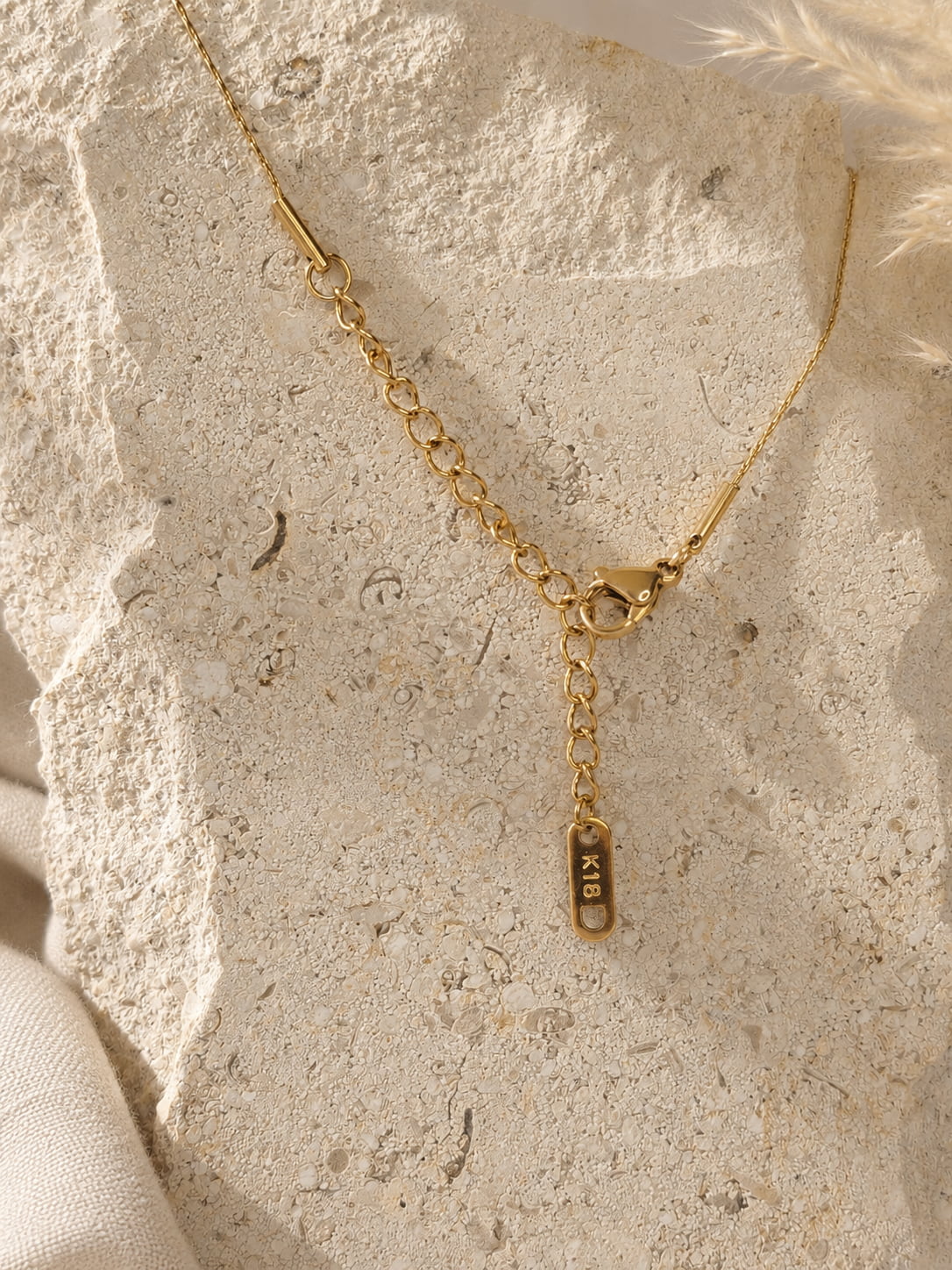 Sluiting en verstelbaar verlengkettinkje van de fijne gouden zoetwaterparel ketting Olivia Necklace van hi SISU