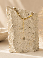 Sluiting en verstelbaar verlengkettinkje van de gouden platte ketting Taylor Necklace van hi SISU