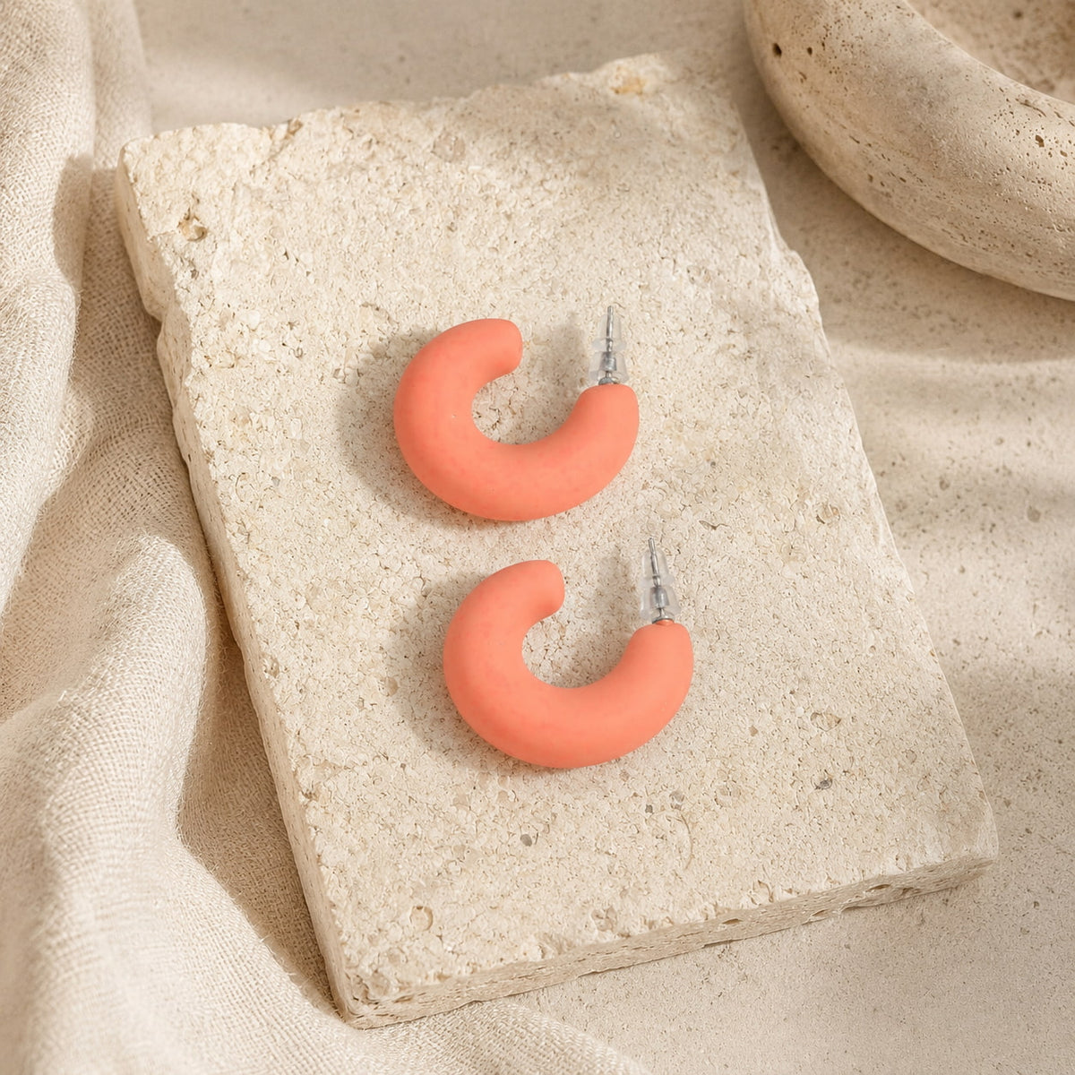 Oranje chunky matte oorbellen Spencer Earrings van hi SISU