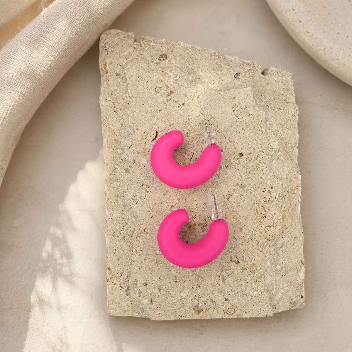 Felroze chunky matte oorbellen Spencer Earrings van hi SISU