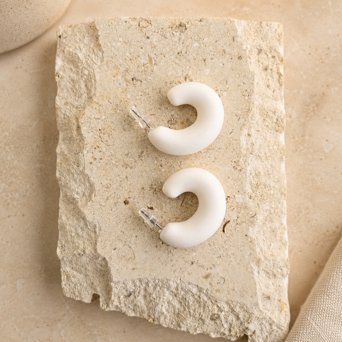 Witte chunky matte oorbellen Spencer Earrings van hi SISU